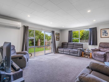 Great First Home Or Investment!