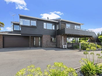 Elevated With Lovely Sea Views In Campbells Bay