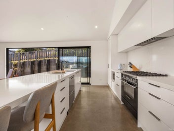 Consistent Airbnb returns with lifestyle benef...