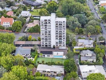 Light-Filled Remuera Apartment - "Park Crest"