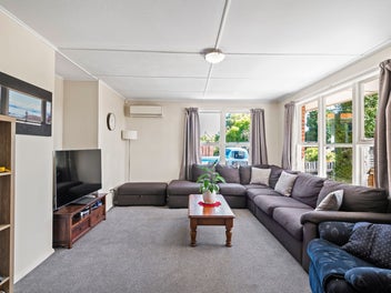 Buyers in Early to Mid $500,000 Must View!