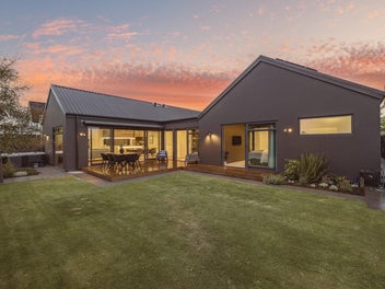 Spacious & Stylish Family HOME