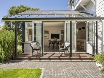 EXCEPTIONAL SEASIDE LIFESTYLE IN SEATOUN
