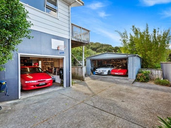 A dream setup with triple-car garaging!