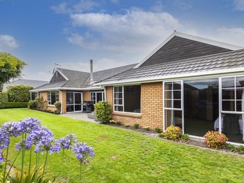 Spacious & Sunny - Your Halswell Haven Awaits!