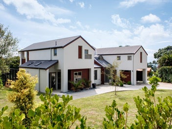 Exceptional residence in exclusive enclave - RARE!