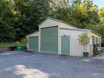 Large family home with 4 car garaging