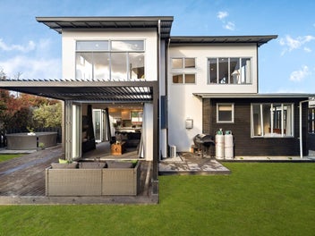 Mountain views & modern living