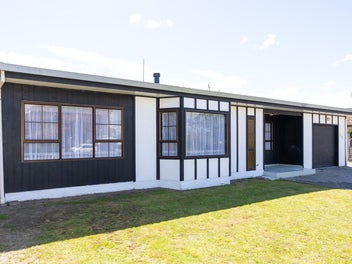 Spacious Family Home on the Avenue