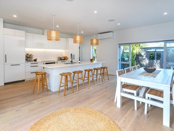 STYLISH & MODERN ON OCEAN BEACH ROAD