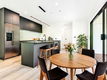 CBD Apartment with River Views
