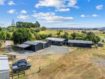 Lifestyle living within minutes from town