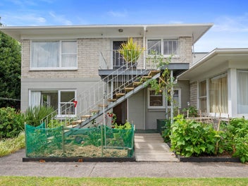 Sunny & Secure Prime Devonport Waterfront Living!