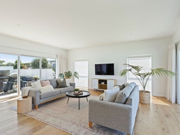MODERN FAMILY HOME – ENTERTAIN IN STYLE