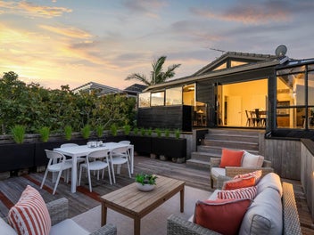 Spacious Coastal Retreat – Stunning Views, Ent...