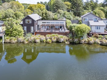 Stunning Lakeside home - A must have !