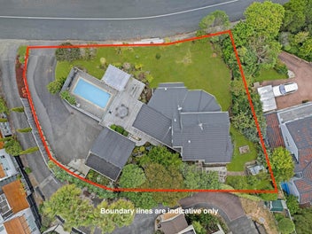 Coastal Retreat, Stunning Views & 978m² Potential!