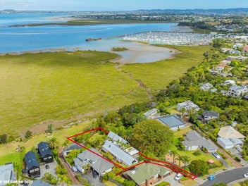 Waterfront Single-level Showstopper