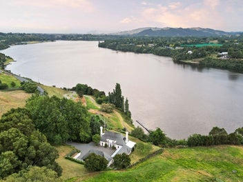 Iconic Lakeside Living