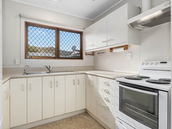 Charming Unit in a Prime Regent Location!