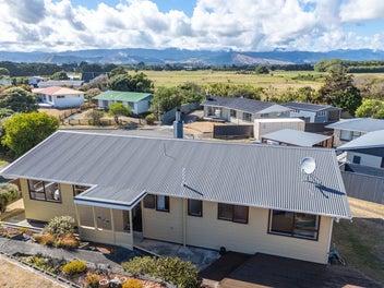 BRILLIANT BEACH GEM - VIEWS TO THE HILLS!