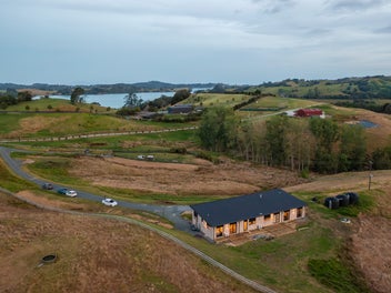 A Modern Masterpiece - Rural Lifestyle Awaits!