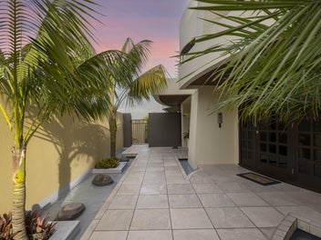 Exclusive Waterfront Apartment - Bring all offers!