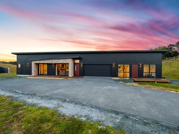 A Modern Masterpiece - Rural Lifestyle Awaits!