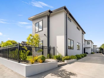 Modern 3 Bed Townhouse + Double Garage!
