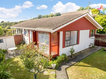 PERFECT 1ST HOME - AFFORDABLE & FULL OF POTENTIAL!