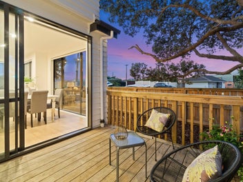 Easy family living, stand-alone, freehold