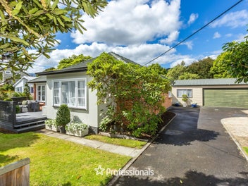 Spacious Versatile Home in Wood Street Location!