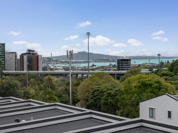 Auckland Grammar Zone two level Townhouse