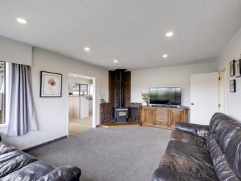 Renovated Family Haven Near Shops & Schools