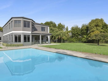 Live large in Cowley Drive