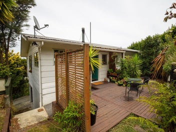 Stunning Views, Close to Town!
