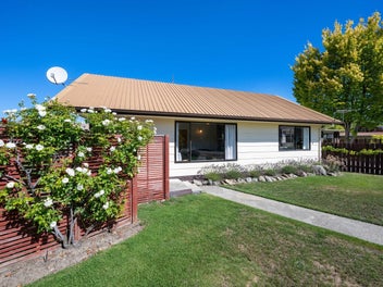 Sunny and spacious Opportunity in Clyde
