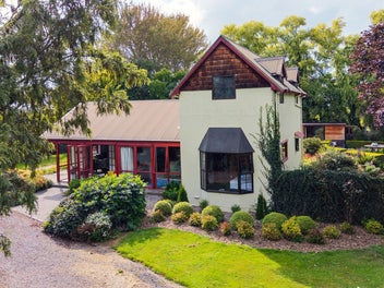 CONTEMPORARY CHARM - TOWN & COUNTRY CONVENIENCE