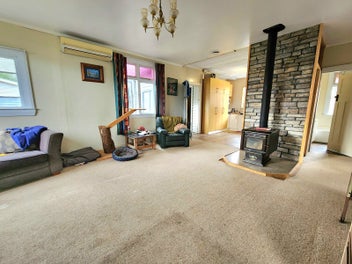 Charming 2-bedroom home with double garage awaits!