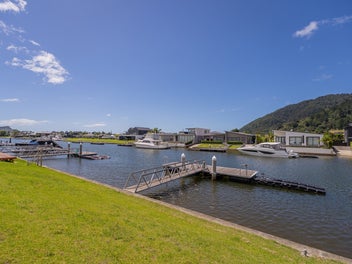 Exclusivity. Prestige. Waterfront Living