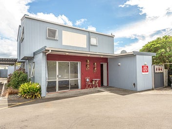 Rare high yield complex in walk to town location