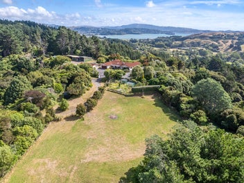 YOUR CHANCE OF A LIFESTYLE! Home + Cottage