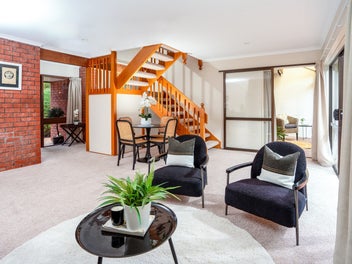 SUNNY 3-BEDROOM TOWNHOUSE - CITY END KARORI