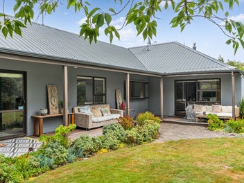 Commuting Convenience & Large Family Living