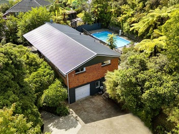 Five bedrooms & a swimming pool!