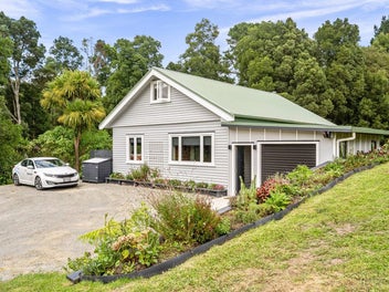Charming Country Cottage & Relaxed Living!