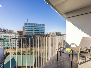 Freehold Apt right by the University & AUT