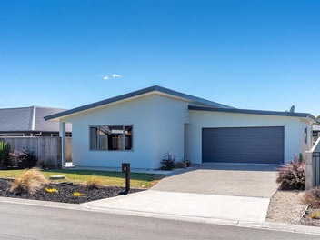 Community, Convenience, and Virtually Brand New!
