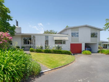 Lansdowne Location Minutes Walk to the golf course