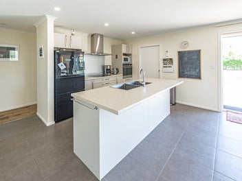 Stunning family home on expansive 2.47 ha